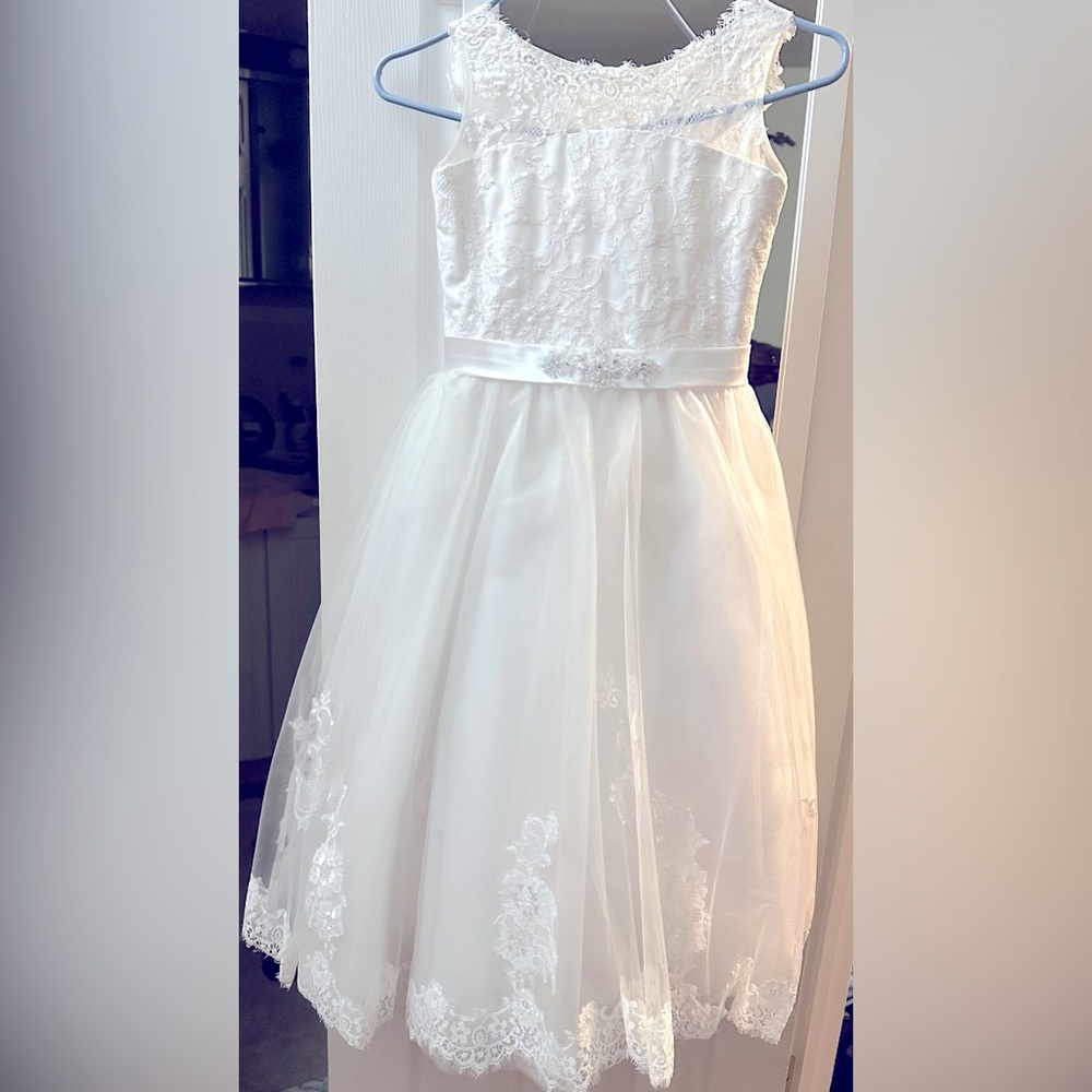 Kids formal white communion dress 
Size 7 made by MACIS